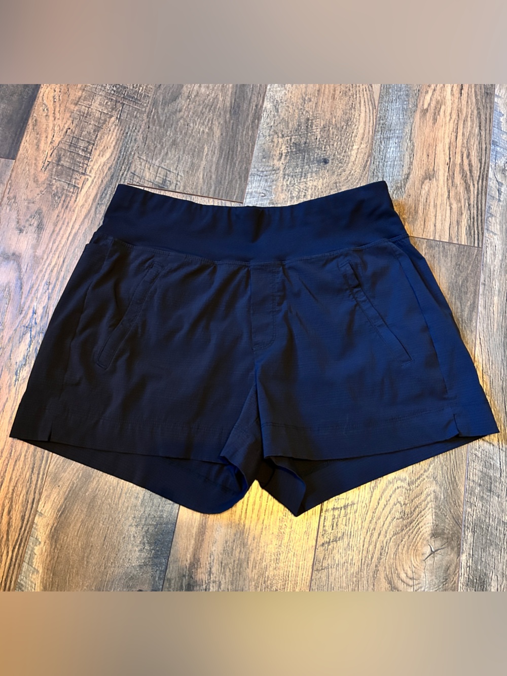 ~*~ Athleta Trekkie North Short Black 6 ~*~